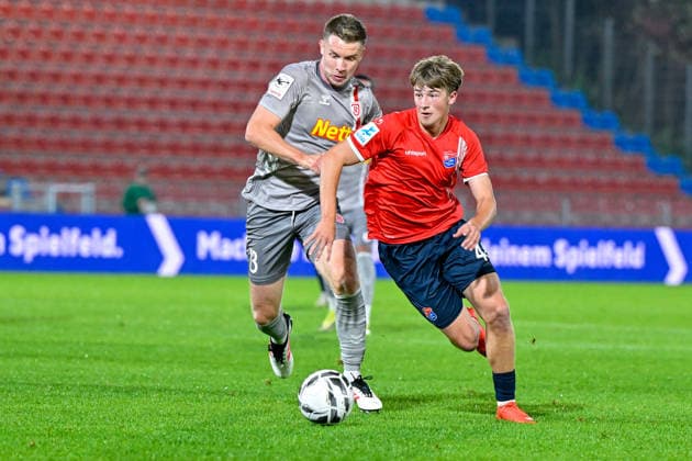 v li Erik Majetschak Regensburg, 13 Marinus Spann Unterhaching, 46 in a one-on-one, duel, tackle, dynamic, action, October 6, 2026, Unterhaching, Germany, soccer, BFV Association Cup, quarterfinals, SpVgg Unterhaching vs. SSV Jahn Regensburg xslx