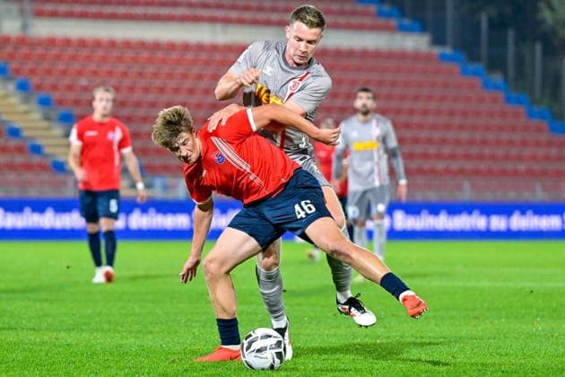 From left: Marinus Spann (Unterhaching), 46; Erik Majetschak (Regensburg), 13; in a one-on-one battle, duel, tackle, dynamic play, action, October 6, 2026, Unterhaching, Germany, soccer, BFV Association Cup, quarterfinals, SpVgg Unterhaching vs. SSV Jahn Regensburg xslx
