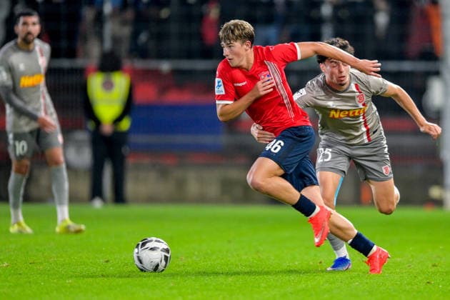 From left: Marinus Spann (Unterhaching), 46; Nicolas Oliveira (Regensburg), 25; in a one-on-one battle, duel, tackle, dynamic play, action, October 6, 2026, Unterhaching, Germany, soccer, BFV Association Cup, quarterfinals, SpVgg Unterhaching vs. SSV Jahn Regensburg xslx