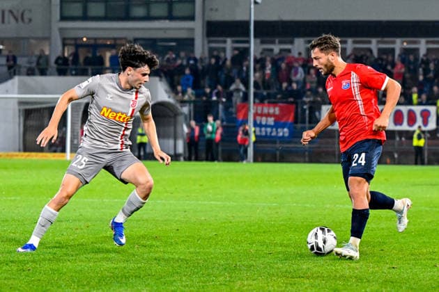 From left: Nicolas Oliveira (Regensburg), 25; Moritz Mueller (Unterhaching), 24; in a one-on-one battle, duel, tackle, dynamic play, action, October 6, 2026, Unterhaching, Germany, soccer, BFV Association Cup, quarterfinals, SpVgg Unterhaching vs. SSV Jahn Regensburg xslx