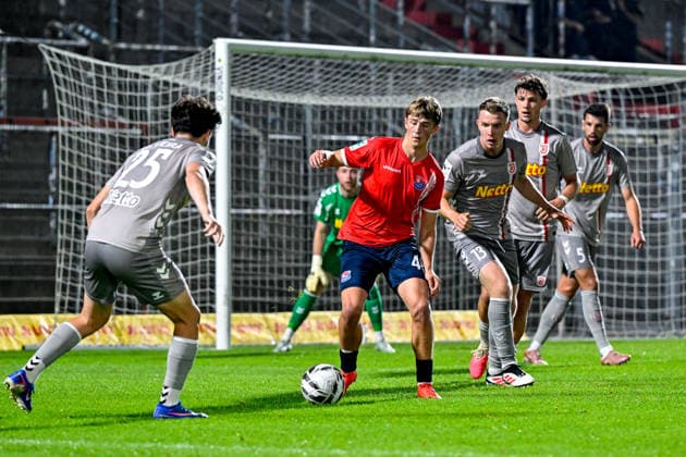 Scene in the penalty area: from left, Nicolas Oliveira (Regensburg), 25 Marinus Spann (Unterhaching), 46 Erik Majetschak (Regensburg), 13 Jakob Seibold (Regensburg), 40 Lukas Muehl (Regensburg), 5, October 6, 2026, Unterhaching, Germany, Soccer, BFV Association Cup, Quarterfinals, SpVgg Unterhaching vs. SSV Jahn Regensburg xslx