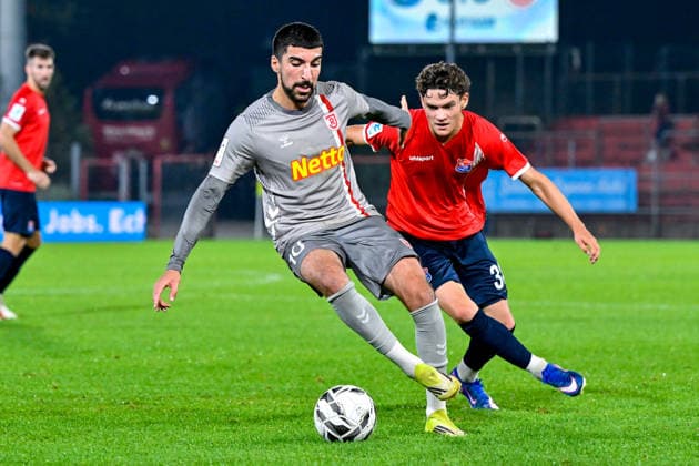 v li Nassim Boujellab Regensburg, 10 Constantin Strunz Unterhaching, 38 in a one-on-one, duel, tackle, dynamic, action, October 6, 2026, Unterhaching, Germany, soccer, BFV Association Cup, quarterfinals, SpVgg Unterhaching vs. SSV Jahn Regensburg xslx