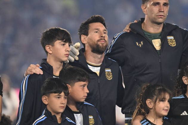 BUENOS AIRES, ARGENTINA - OCTOBER 06: Lionel Messi of Argentina stands on the pitch with his children, Thiago, Mateo, and Ciro, prior to an International Friendly, Länderspiel, Nationalmannschaft match between Argentina and Benin at the Estadio Monumental on October 06, 2026 in Buenos Aires, Argentina. The match marks Messi s 208th and final international appearance for his country. Photo by SFSI Argentina national team, Nationalteam v Benin Copyright: xSFSIx