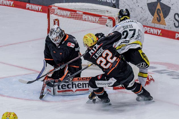 PEnny DEL Löwen Frankfurt vs. Krefeld Pinguine, October 8, 2026: Nico Pertuch (Löwen Frankfurt 1) secures the puck in front of Timo Kose (Löwen Frankfurt 22) and C. J. Suess (Krefeld Pinguine 27), Löwen Frankfurt vs. Krefeld Pinguine, Frankfurt, NIX Ice Arena, October 8, 2026 Copyright: xBEAUTIFULxSPORTS Gawlikx