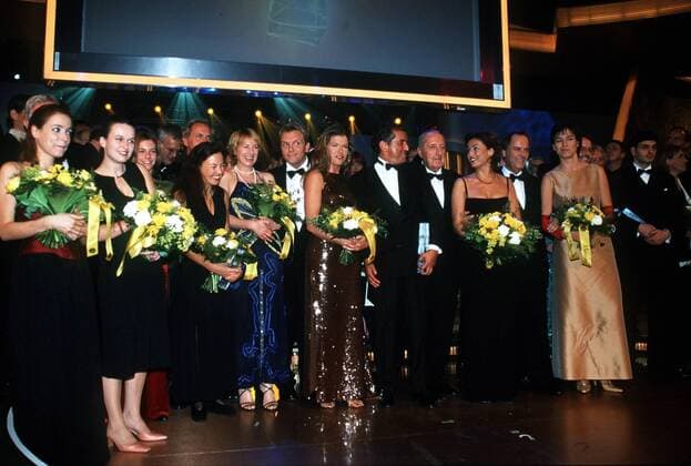 Deutscher Fernsehpreis - Schlussbild mit den Preisträgern - u.a. Schauspielerin Corinna Harfouch (vorn, 5.v.li., GER), Entertainer Hape Kerkeling (vorn, 6.v.li., GER), Komikerin Anke Engelke (vorn, Mitte, GER), Moderator Michel Friedman (vorn, 6.v.re., GER), Moderatorin Sandra Maischberger (vorn, 4.v.re., GER), Prof. Dieter Stolte (vorn, 3.v.re., GER ZDF-Intendant) und Komiker Kaya Yanar (vorn re., TUR) anlässlich der Preisverleihung in Köln