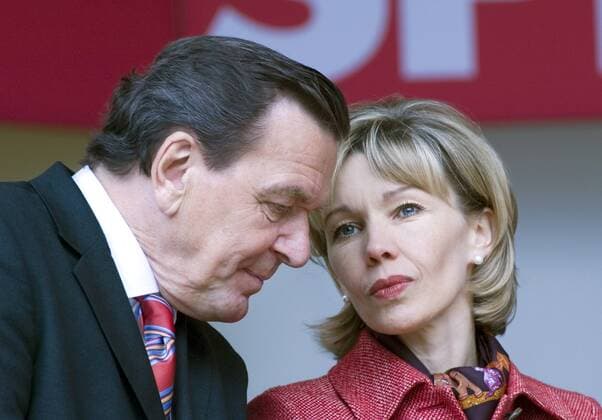 Gerhard Schroeder, Doris Schroeder-Koepf, SPD Wahlkampfauftakt DEU, Hannover, 13.08.2005 Bundeskanzler Gerhard Schroeder und Ehefrau Doris Schroeder-Koepf anlaesslich Wahlkampfauftakt im Wahlkampf der SPD. Deutsche Politik, Bundespolitik, Deutschland, Parteipolitik, Partei, Wahlkampf, Wahl, Bundestagswahlkampf, Schröder, Schröder-Köpf, QF. Chancellor Gerhard Schroeder and his wife Schroeder-Koepf at election campaign of the SPD in Hanover. Germany, Party, Politics, German, Politican.