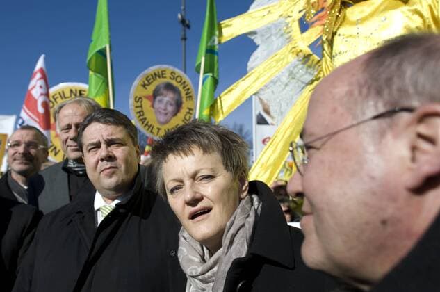 Demo - Stoppt den Solar-Ausstieg DEU, Deutschland, Germany, Berlin, 05.03.2012 Volker Beck, Juergen Trittin, Buendnis 90 Die Gruenen, Sigmar Gabriel, Bundesvorsitzender der SPD, Renate Kuenast, Buendnis 90 Die Gruenen, und Gregor Gysi, Die Linke (v.l.n.r.). Grosskundgebung und Protestaktion vom Bundesverband Solarwirtschaft in Berlin unter dem Motto Stoppt den Solar-Ausstieg richtet sich gegen die geplante Kuerzung der Solarfoerderung, die Energiewende und den Ausbau der Solarenergie zu kuerzen. Protestaktion, Demonstration, demonstrieren, Energie, Energiewirtschaft, Demo, Protestaktion, Widerstand, Protest, Kundgebung, politisch, SYMBOL, SYMBOLE, SYMBOLBILD, Symbolfoto, symbolisch, feature, Europa, 2012, Solarenergie, Solaranlagen, alternative Energie, Energien, Photovoltaik, Solar. Opposition, Oppositionsparteien, rot gruen, rot-gruen. Volker Beck, Juergen Trittin, Sigmar Gabriel, lea