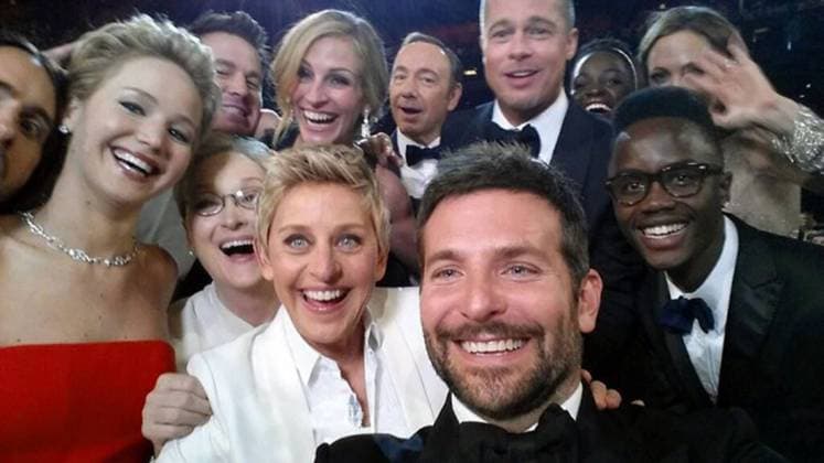 Ikonische Bilder der Zeitgeschichte Ellen DeGeneres takes a selfie for the ages from the front row during the 86th Academy Awards held at the Hollywood and Highland Cwenter in the Hollywood section of Los Angeles on March 2, 2014. Not only has Ellen DeGeneres set the record for most retweeted tweet of all-time, but she s also the first user to top 1 million retweets for a single Twitter post. Surpassing 1,300,000 retweets in less than an hour, @TheEllenShow posted the record-breaker while hosting the Oscars tonight. The mega-selfie featured, among others, Jennifer Lawrence, Meryl Streep, Julia Roberts, Brad Pitt, Kevin Spacey and Bradley Cooper, who snapped the shot. LAP201403022000