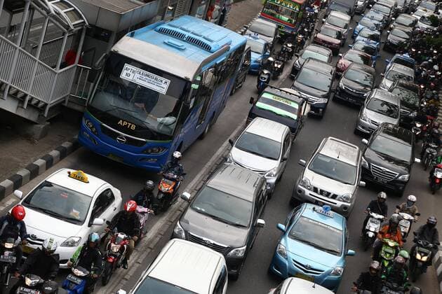 AKTUELLES ZEITGESCHEHEN Jakarta ist die Stadt mit den weltweit meisten Verkehrsstaus Aug. 12, 2015 - Jakarta, Jakarta, Indonesia - JAKARTA, INDONESIA, AUGUST 12 : Traffic in Jakarta at Gatot Subroto Street. According to Castrol s Magnatec Stop-Startindex, Jakarta s caught in the most traffic jams on Earth, with approximately 33,240 stop-starts per year. The index pulled data from TomTom navigation users to calculate the number of stops and starts made per kilometer, multiplying that figure by the average distance driven every year in 78 countries...Drivers in Istanbul, Turkey encounter the second worst congestion, with at least 32,520 jams. And Mexico City, Mexico, comes in third, with 30,840 jams a year. Jakarta Indonesia - ZUMAh128