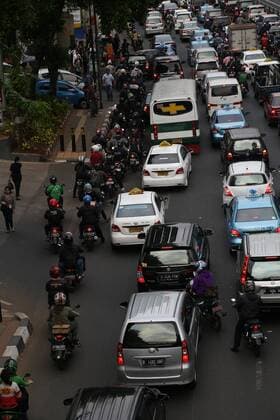Aug. 12, 2015 - Jakarta, Jakarta, Indonesia - JAKARTA, INDONESIA, AUGUST 12 : Traffic in Jakarta at Gatot Subroto Street. According to Castrol s Magnatec Stop-Startindex, Jakarta s caught in the most traffic jams on Earth, with approximately 33,240 stop-starts per year. The index pulled data from TomTom navigation users to calculate the number of stops and starts made per kilometer, multiplying that figure by the average distance driven every year in 78 countries...Drivers in Istanbul, Turkey encounter the second worst congestion, with at least 32,520 jams. And Mexico City, Mexico, comes in third, with 30,840 jams a year. Jakarta Indonesia - ZUMAh128