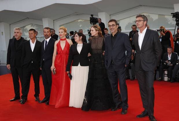 (150912) -- VENICE, Sept. 12, 2015 -- Venezia 72 jury members Pawel Pawlikowski, Nuri Bilge Ceylan, Diane Kruger, Lynne Ramsay, Elizabeth Banks, Francesco Munzi, Emmanuel Carrere and president Alfonso Cuaron (from R to L) attend the closing ceremony and premiere of the film Lao Pao Er (Mr. Six), during the 72nd Venice Film Festival at Lido island in Venice, Italy, Sept. 12, 2015. ) ITALY-VENICE-FILM-FESTIVAL-72ND-AWARD-RED CARPET YexPingfan