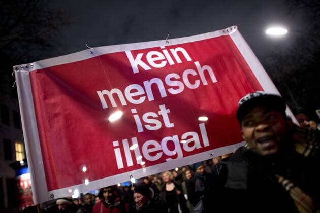 Demo Asylpaket DEU, Deutschland, Germany, Berlin, 16.02.2016 Demonstranten mit Transparent Kein Mensch ist Illegal bei der Demonstation gegen das Asylpaket II unter dem Motto Gemeinsam gegen die rassistischen Gesetze des Asylpakets 2, Security-Gewalt und fuer Bleiberecht und das Recht fuer Familie fuer Alle vor dem Lageso in Berlin Tiergarten. Migranten, Asylsuchende uns Sympatisanten aus der autonomen Szene protestieren fuer die Rechte von Fluechtlingen, Anerkennung ihrer Asylantraege, Ende der Diskriminierung, Abschaffung der Residenzpflicht und des Abschiebegesetzes, Anerkennung Asylsuchender als politische Fluechtlinge, sowie die Abschaffung der Lager und Sammelunterkuenfte fuer Fluechtlinge. Protestor with transparent against the planned new laws of the new asylum in Germany in Berlin. The Protestes demand freedom of movement, stop deportation, acceptance of their asylum application