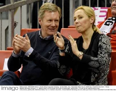 20.02.2016, xfux, Basketball Beko Top 4, Halbfinale, Frankfurt Skyliners - Brose Baskets Bamberg, emspor, v.l. Bettina Wulff und Christian Wulff gibt Anweisungen, gestikuliert, mit den Armen gestikulieren gives instructions, gesticulate. Basketball Beko Top 4, Frankfurt Skyliners - Brose Baskets Bamberg