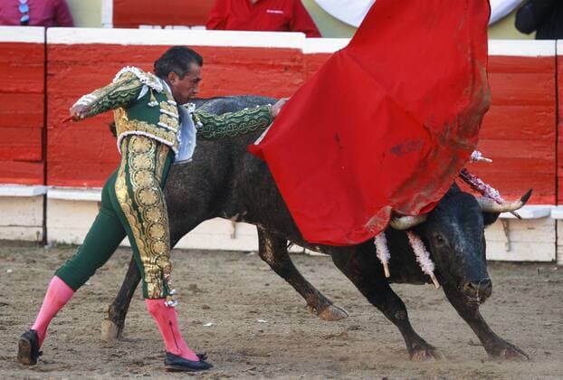 Stierkampf im Plaza Monumental in Tijuana, Mexiko April 10, 2016 - Tijuana, MEXICO - TIJUANA, April 10, 2016 Matador Eulalio Lopez, also known as El Zotoluco , fights his final bullfight in Tijuana at the Plaza Monumental on Sunday, April 10, 2016. -Mandatory Photo Credit: Photo by Hayne Palmour IV San Diego Union-Tribune, LLC Tijuana MEXICO - ZUMAs44_