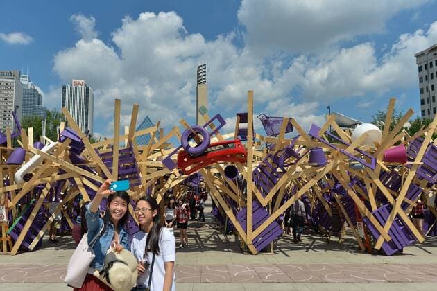 Nationalfeiertag in Kanada July 1, 2016 - Edmonton, Canada - A general view of Canopy by Jose Luis Torres, a part of The Works Art and Design Festival, exposed at Churchill Square, in Edmonton, on Canada Day 2016..On Friday, 1 July 2016, in Edmonton, Alberta, Canada. Edmonton Canada - ZUMAn230
