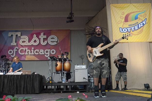 July 6, 2016 - Chicago, IL, USA - Taste of Chicago, one of Chicago s favorite festivals began on Wednesday July 6th and runs through Sunday, July 10, 2016. Grant Park in the center of the City is lined with food stations where Taste-goers can get a sampling from 39 restaurants. Each night, musicians fill the park with their sound. Featured musicians during the festival include, The Roots, Billy Idol, the Isley Brothers and Sheila E. Pictured: Guitarist from the Roots Chicago USA - ZUMAh86_