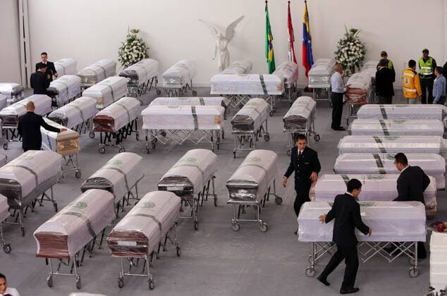 Fußball, Flugzeugabsturz Chapecoense, Überführung der Opfer Workers of San Vicente funeral home remove the coffins from the victims of the Brazilian soccer team Chapecoense bound for the military air force airport in Rionegro, departament of Antioquia, Colombia, 02 December 2016, from where they will depart towards Brazil. The repatriation of 71 people dead in the Lamia plane crash carrying the Brazilian club Chapecoense onboard, began on 01 December with the transfer to Paraguay of the Paraguayan Gustavo Feliciano Encina Nunez, according to Colombian authorities. The deceased are 64 Brazilians who traveled as passengers, including the Chapecoense team and journalists, as well as five Bolivians, one Venezuelan citizen and one Paraguayan who were part of the crew. EFE MAURICIO DUENAS CASTANEDA REPATRIATION OF THE MORTAL VICTIMS OF THE CHAPECOENSE TO BRAZIL BEGINS !ACHTUNG: NUR REDAKTIONELLE NUTZUNG! BOG23 20161202-636162957152824734