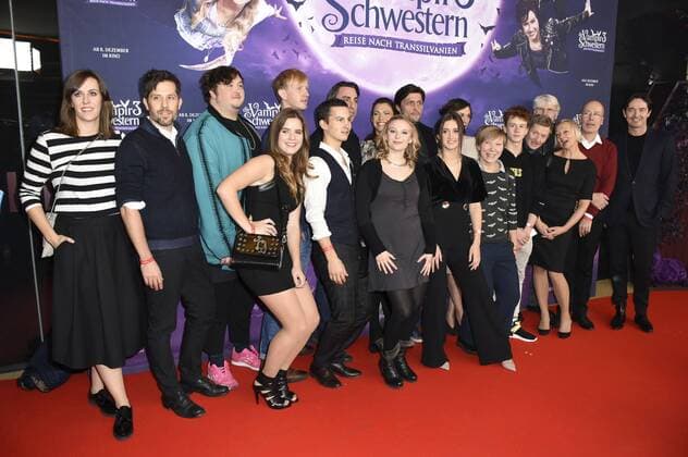 Eva van Leeuwen, Tim Trachte, Daniel Zillmann, Jamie Bick, David Zimmerschmied, Tim Oliver Schultz, Alexander Schubert, Marta Martin, Jana Pallaske, Laura Roge, Stipe Erceg, Christiane Paul, Franziska Gehm, Jonas Holdenrieder, Michael Kessler, Nikolaus Prediger, Uli Putz, Jakob Claussen und Martin Bachmann bei der Premiere des Kinofilms Vampirschwestern 3 - Reise nach Transsilvanien im Mathäser Filmpalast. München, 04.12.2016 Foto:xP.xSchönbergerx xFuturexImage