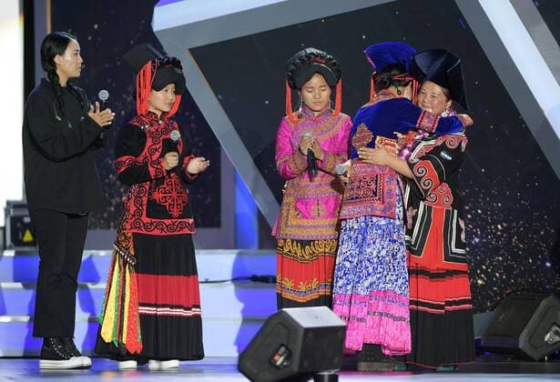SANYA, Jan. 5, 2017 -- Asur (1st R) of the Yi ethnic group from southwest China s Sichuan Province, a winner of the Jack Ma Rural Teachers Award, hugs one of her first students during the awarding ceremony in Sanya, a tourism resort in south China s Hainan Province, on Jan. 5, 2017. The awarding ceremony of the Jack Ma Rural Teachers Award was held on Thursday, with 100 rural teachers winning the award of 100,000 yuan (14,522 U.S. dollars) respectively. ) (wf) CHINA-SANYA-JACK MA-RURAL TEACHERS AWARD (CN) YangxGuanyu