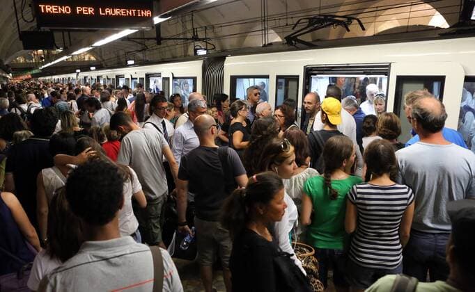 17.07.2012, Rom, Italien - Reisende auf einer Metrostation. (QF, europäisch, Südeuropa, drängeln, Fahrgäste, Bevölkerung, überfüllt, öffentlicher Personennahverkehr, ÖPNV, Gedränge, Anonymität) 00S120717D005.JPG MODEL RELEASE: NO, PROPERTY RELEASE: NO MR:N