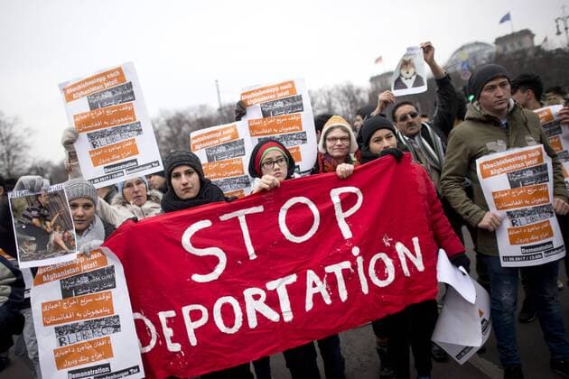 Bilder des Tages Demo gegen Abschiebungen DEU, Deutschland, Germany, Berlin, 11.02.2017 Demonstranten mit Plakat bei der Demonstation gegen gegen Abschiebungen nach Afghanistan organisiert vom Fluechtlingsrat und der afghanischen Community unter dem Motto Gemeinsam gegen Abschiebung und fuer Bleiberecht und das Recht fuer Familie fuer Alle in Berlin Migranten, Asylsuchende uns Sympatisanten aus der autonomen Szene protestieren fuer die Rechte von Fluechtlingen, Anerkennung ihrer Asylantraege, Ende der Diskriminierung, Abschaffung der Residenzpflicht und des Abschiebegesetzes, Anerkennung Asylsuchender als politische Fluechtlinge, sowie die Abschaffung der Lager und Sammelunterkuenfte fuer Fluechtlinge Protestor with transparent against the planned new laws of the new asylum in Germany in Berlin. The Protestes demand freedom of movement, stop deportation, acceptance of their asylum applications, more righ