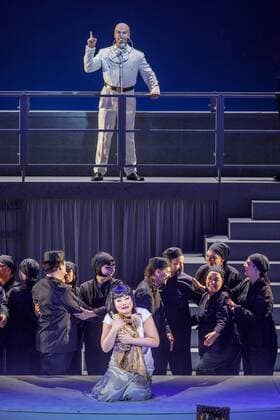 Oper Turandot von Giacomo Puccini DEU Brandenburg Cottbus: Â Am Sonntag, 30. April 2017, 19.00 Uhr, hatte im Großen Haus des Staatstheaters Cottbus die Oper Turandot von Giacomo Puccini Premiere und ist damit erstmals seit 1930 wieder in Cottbus zu sehen. Regisseur und Intendant Martin Schüler inszeniert die letzte Oper des italienischen Ausnahmekomponisten, die dieser unvollendet ließ. Die musikalische Leitung hat Evan Christ. In der Titelrolle ist, nach ihrer gefeierten Tosca-Darbietung, die die südkoreanische Sopranistin Soojin Moon zu erleben, die an führenden Opernhäusern des In- und Auslands singt und zum zweiten mal im Staatstheater zu erleben ist. Den Prinzen Calaf verkörpert Tenor Martin Shalita, der erstmals in Cottbus zu Gast ist. Das Bühnenbild für Turandot entwarf Walter Schütze, der nach La Traviata, Tosca, Don Carlos ber