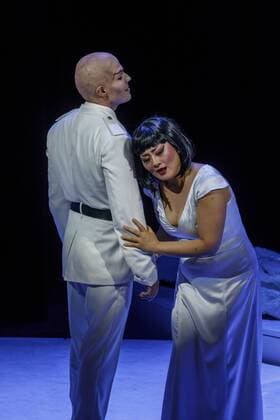 Oper Turandot von Giacomo Puccini DEU Brandenburg Cottbus: Â Am Sonntag, 30. April 2017, 19.00 Uhr, hatte im Großen Haus des Staatstheaters Cottbus die Oper Turandot von Giacomo Puccini Premiere und ist damit erstmals seit 1930 wieder in Cottbus zu sehen. Regisseur und Intendant Martin Schüler inszeniert die letzte Oper des italienischen Ausnahmekomponisten, die dieser unvollendet ließ. Die musikalische Leitung hat Evan Christ. In der Titelrolle ist, nach ihrer gefeierten Tosca-Darbietung, die die südkoreanische Sopranistin Soojin Moon zu erleben, die an führenden Opernhäusern des In- und Auslands singt und zum zweiten mal im Staatstheater zu erleben ist. Den Prinzen Calaf verkörpert Tenor Martin Shalita, der erstmals in Cottbus zu Gast ist. Das Bühnenbild für Turandot entwarf Walter Schütze, der nach La Traviata, Tosca, Don Carlos ber