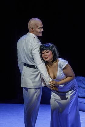 Oper Turandot von Giacomo Puccini DEU Brandenburg Cottbus: Â Am Sonntag, 30. April 2017, 19.00 Uhr, hatte im Großen Haus des Staatstheaters Cottbus die Oper Turandot von Giacomo Puccini Premiere und ist damit erstmals seit 1930 wieder in Cottbus zu sehen. Regisseur und Intendant Martin Schüler inszeniert die letzte Oper des italienischen Ausnahmekomponisten, die dieser unvollendet ließ. Die musikalische Leitung hat Evan Christ. In der Titelrolle ist, nach ihrer gefeierten Tosca-Darbietung, die die südkoreanische Sopranistin Soojin Moon zu erleben, die an führenden Opernhäusern des In- und Auslands singt und zum zweiten mal im Staatstheater zu erleben ist. Den Prinzen Calaf verkörpert Tenor Martin Shalita, der erstmals in Cottbus zu Gast ist. Das Bühnenbild für Turandot entwarf Walter Schütze, der nach La Traviata, Tosca, Don Carlos ber