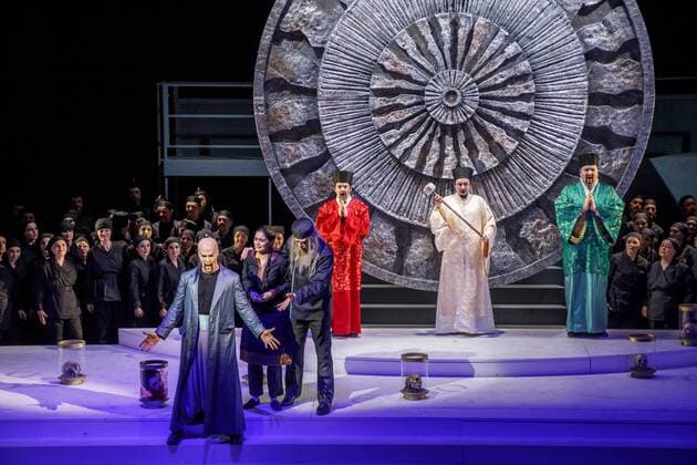 Oper Turandot von Giacomo Puccini DEU Brandenburg Cottbus: Â Am Sonntag, 30. April 2017, 19.00 Uhr, hatte im Großen Haus des Staatstheaters Cottbus die Oper Turandot von Giacomo Puccini Premiere und ist damit erstmals seit 1930 wieder in Cottbus zu sehen. Regisseur und Intendant Martin Schüler inszeniert die letzte Oper des italienischen Ausnahmekomponisten, die dieser unvollendet ließ. Die musikalische Leitung hat Evan Christ. In der Titelrolle ist, nach ihrer gefeierten Tosca-Darbietung, die die südkoreanische Sopranistin Soojin Moon zu erleben, die an führenden Opernhäusern des In- und Auslands singt und zum zweiten mal im Staatstheater zu erleben ist. Den Prinzen Calaf verkörpert Tenor Martin Shalita, der erstmals in Cottbus zu Gast ist. Das Bühnenbild für Turandot entwarf Walter Schütze, der nach La Traviata, Tosca, Don Carlos ber