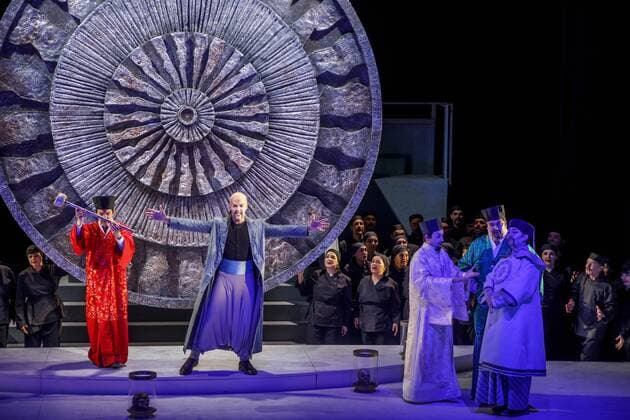 Oper Turandot von Giacomo Puccini DEU Brandenburg Cottbus: Â Am Sonntag, 30. April 2017, 19.00 Uhr, hatte im Großen Haus des Staatstheaters Cottbus die Oper Turandot von Giacomo Puccini Premiere und ist damit erstmals seit 1930 wieder in Cottbus zu sehen. Regisseur und Intendant Martin Schüler inszeniert die letzte Oper des italienischen Ausnahmekomponisten, die dieser unvollendet ließ. Die musikalische Leitung hat Evan Christ. In der Titelrolle ist, nach ihrer gefeierten Tosca-Darbietung, die die südkoreanische Sopranistin Soojin Moon zu erleben, die an führenden Opernhäusern des In- und Auslands singt und zum zweiten mal im Staatstheater zu erleben ist. Den Prinzen Calaf verkörpert Tenor Martin Shalita, der erstmals in Cottbus zu Gast ist. Das Bühnenbild für Turandot entwarf Walter Schütze, der nach La Traviata, Tosca, Don Carlos ber
