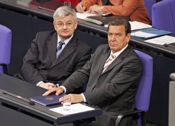 Bundeskanzler Gerhard Schroeder (r) , SPD , und Bundesaussenminister Joschka Fischer , Gruene , waehrend einer Bundestagssitzung , in der Schroeder den Abgeordneten die Vertrauensfrage stellt , um durch eine gezielte Niederlage Neuwahlen des Bundestags zu ermoeglichen . Berlin , 01.07.2005, , , Berlin Deutschland Copyright: xThomasxKoehxlerx