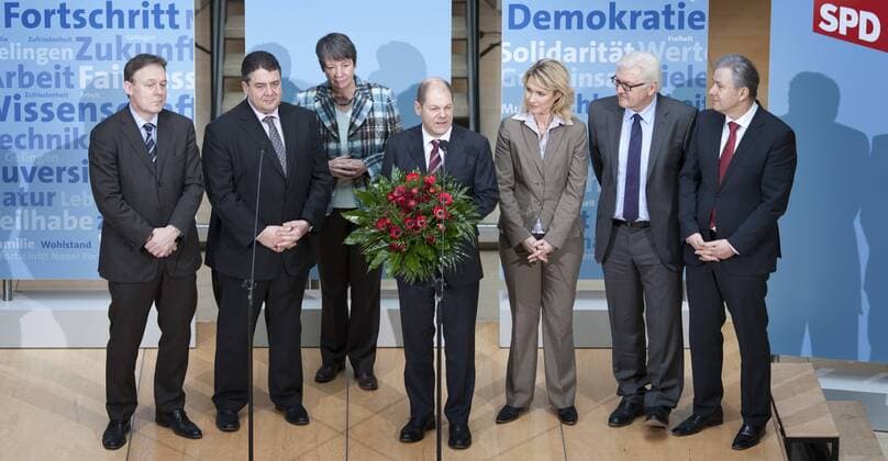 vlnr.: Thomas OPPERMANN , 1. Parlamentarischer Geschaeftsfuehrer (PGF) der SPD Fraktion , Sigmar GABRIEL , SPD Parteivorsitzender , Barbara Hendricks , Schatzmeisterin der Bundes-SPD , Olaf SCHOLZ , stellvertretender SPD Fraktionsvorsitzender , Manuela SCHWESIG , SPD , Familienministerin Mecklenburg-Vorpommern , Frank-Walter STEINMEIER , SPD Fraktionsvorsitzender , und Klaus WOWEREIT , SPD , Regierender Buergermeister von Berlin , bei einem Fototermin im Willy-Brandt-Haus . Berlin , 21.02.2011 . Berlin Deutschland Copyright: xThomasxTrutschelx