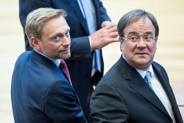 Christian Lindner (Bundesvorsitzender der FDP, Landesvorsitzender NRW der FDP, Spitzenkandidat, MdL) und Armin Laschet (Politiker, CDU, zukuenftiger Ministerpraesident Nordrhein-Westfalen, Vorsitzender der CDU Nordrhein-Westfalen, stellvertretender Bundesvorsitzender der CDU, MdL) vor der Wahl zum Ministerpraesidenten 2. Plenarsitzung Landtag Nordrhein-Westfalen, Duesseldorf, 27.06.17 Duesseldorf Nordrhein-Westfalen Germany Landtag Nordrhein-Westfalen Copyright: xAgentur54Gradx xChristianxDeutzmannx