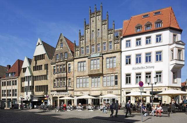 Haeuserzeile am Drubbel, Wohnhaeuser und Geschaeftshaeuser in Muenster, Westfalen, Nordrhein-Westfalen D-Muenster, Westfalen, Muensterland, Nordrhein-Westfalen, NRW, Haeuserzeile am Drubbel, Wohnhaeuser und Geschaeftshaeuser, Giebelhaeuser, Schmuckgiebel, Treppengiebel, D-Muenster, Westphalia, Muensterland, North Rhine-Westphalia, NRW, row of houses at the Drubbel, residential houses and business houses, gabled houses, stepped gable