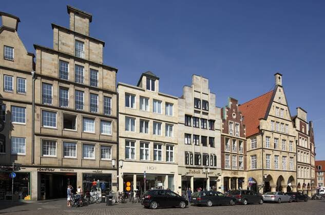 Haeuserzeile am Drubbel, Wohnhaeuser und Geschaeftshaeuser in Muenster, Westfalen, Nordrhein-Westfalen D-Muenster, Westfalen, Muensterland, Nordrhein-Westfalen, NRW, Haeuserzeile am Drubbel, Wohnhaeuser und Geschaeftshaeuser, Giebelhaeuser, Schmuckgiebel, Treppengiebel, D-Muenster, Westphalia, Muensterland, North Rhine-Westphalia, NRW, row of houses at the Drubbel, residential houses and business houses, gabled houses, stepped gable