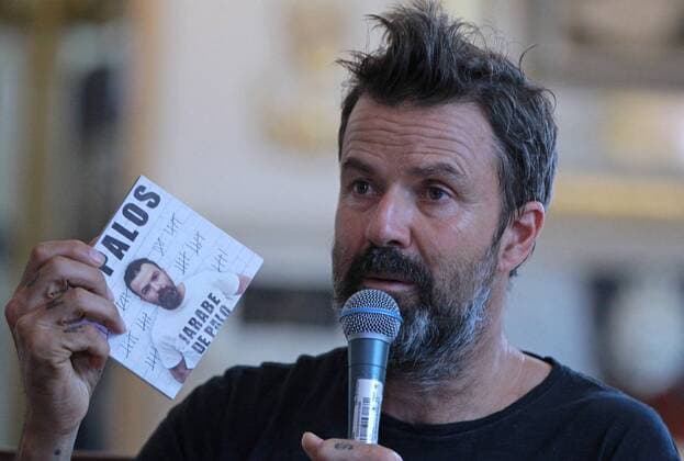 Spanish singer-songwriter Pau Dones, vocalist of the musical group Jarabe de Palo , speaks during a press conference in Mexico City, Mexico, 18 September 2017. The Spanish group announced the dates for its Tour 50 Palos , five concerts on September 18, 20, 21, 22 and 25 at the Theater Esperanza Iris in the Mexican capital. In addition, the Spanish vocalist promotes his first book entitled 50 Palos and Sigo Sonando , (50 Palos and I keep dreaming), where he tells stories in first person about his career within the Spanish band. Press conference of the Spanish group Jarabe de Palo to promote its Tour 50 Palos in Mexico !ACHTUNG: NUR REDAKTIONELLE NUTZUNG! Copyright: xMarioxGuzmánx MEX12 20170918-636413664646964989