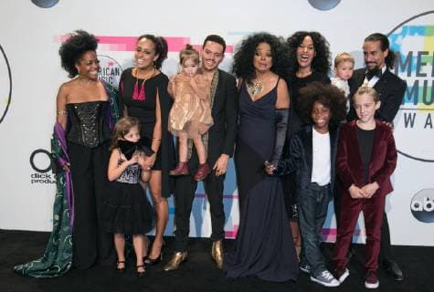November 19, 2017 - Los Angeles, California, U.S - (L-R) Rhonda Ross Kendrick, Callaway Lane, Chudney Ross, Evan Ross, Jagger Snow Ross, Diana Ross, host Tracee Ellis Ross, Raif-Henok Emmanuel Kendrick, Indigo Naess, Ross Naess, and Bronx Wentz pose in the Press Room of the 2017 American Music Awards held on Sunday, November 19, 2017 at the Microsoft Theatre in Los Angeles, California. Los Angeles U.S. - ZUMAp124 20171119_zaa_p124_107 Copyright: xJavierxRojasx