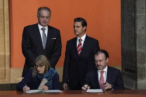November 21, 2017 - Mexico City, MEXICO, MEXICO - Mexican President Enrique Pena Nieto, top right, and Slovakia President Andrej Kiska along with Mexico s Foreign Minister Luis Videgaray, bottom right, and Slovakia s Ambassador to Mexico Alena Gazurova sign a bilateral economic and science and technology agreement at the National Palace in Mexico City, Tuesday, November 21, 2017. ANTONIO NAVA PI Mexico City MEXICO - ZUMAp124 20171121_zaa_p124_021 Copyright: xAntonioxNava Pix