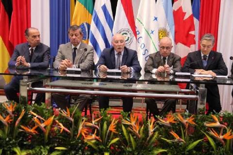 (L-R) Brazilian Foreign Minister Aloysio Nunes, Uruguayan Chancellor Rodolfo Nin Nova, Paraguayan Chancellor Eladio Loizaga, Argentinian Chancellor Jorge Faurie, and Canadian Minister of International Trade, François-Philippe Champagne, participate in the signing of a joint statement that will give way to negotiations between Mercosur and Canada at the headquarters of the Ministry of Foreign Affairs of Paraguay in Asuncion, Paraguay, 09 March 2018. The four foreign ministers of Mercosur (Argentina, Brazil, Paraguay and Uruguay) will formalize the beginning of negotiations for a free trade agreement with Canada, represented at the summit by its Minister of International Trade, Francois-Philippe Champagne. Ministers of Foreign Affairs of Mercosur meet in Asuncion for negotiations with Canada !ACHTUNG: NUR REDAKTIONELLE NUTZUNG! Copyright: xAndresxCristaldox ASU12 20180309-636562135364360287