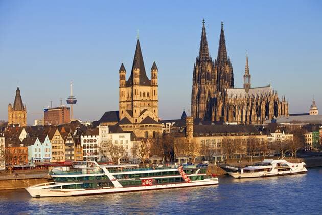 Stadtpanorama mit Rhein, Rathausturm, Kirche Gross Sankt Martin und Koelner Dom, Deutschland, Nordrhein-Westfalen, Koeln view of the city with river Rhine, city hall tower, Great St. Martin Church and Cologne Cathedral, Germany, North Rhine-Westphalia, Cologne BLWS479629 Copyright: xblickwinkel S.xZiesex