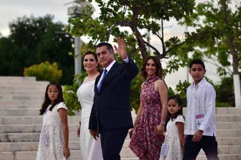 The candidate for the Presidency of Mexico Jaime Rodriguez (C) arrives while accompanied by his wife Adalina Davalos (2-L), and members of his family, to the third and last presidential debate, in the city of Merida, Yucatan state, Mexico, 12 June 2018. The candidates Lopez Obrador, Ricardo Anaya, Jose Antonio Meade and Jaime Rodriguez Calderon are currently facing their last debate, which will have as its central theme Economy and development and will be divided into three blocks: Economic Growth, Poverty and Inequality; Education Science and Technology; Health, Sustainable Development and Climate Change. The elections will take place on 01 July. Third presidential debate in Merida, Mexico !ACHTUNG: NUR REDAKTIONELLE NUTZUNG! Copyright: xCUAUHTEMOCxMORENOx MER02 20180613-636644668208921468