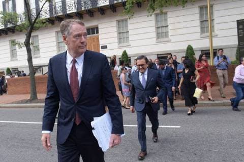 The representative of Foreign Trade of the USA, Robert Lighthizer (L), and the Secretary of Economy of Mexico, Ildefonso Guajardo (C), go to the White House at the end of their meeting on the renegotiation of the Free Trade Agreement of America of the North (NAFTA), in Washington, USA, 27 August 2018. The talks between the US and Mexico to advance the renegotiation of the North American Free Trade Agreement (NAFTA) could be closed today, although it remains an important issue to be resolved, Guajardo said. USA and Mexico, about to announce an agreement on NAFTA !ACHTUNG: NUR REDAKTIONELLE NUTZUNG! Copyright: xLENINxNOLLYx WS01 20180827-636709908368149368