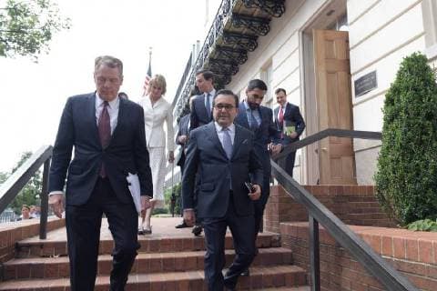 The representative of Foreign Trade of the USA, Robert Lighthizer (L), and the Secretary of Economy of Mexico, Ildefonso Guajardo (R), go to the White House at the end of their meeting on the renegotiation of the Free Trade Agreement of America of the North (NAFTA), in Washington, USA, 27 August 2018. The talks between the US and Mexico to advance the renegotiation of the North American Free Trade Agreement (NAFTA) could be closed today, although it remains an important issue to be resolved, Guajardo said. USA and Mexico, about to announce an agreement on NAFTA !ACHTUNG: NUR REDAKTIONELLE NUTZUNG! Copyright: xLENINxNOLLYx WS01 20180827-636709908377055751