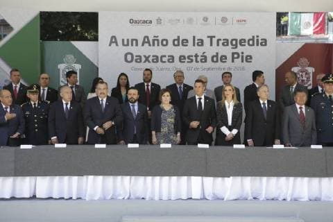 Mexiko, Gendenken des Chiapas Erdbeben 2017 September 7, 2018 - EUM20180907NAC06.JPG .OAXACA, Oax. AniversaryAniversario-Sismo.- 7 de septiembre del 2018. Alejandro Murat Hinojosa (primera fila, 7mo. de izq. a der.), gobernador de Oaxaca; Rosario Robles (6ta. de izq. a der.), titular de la Secretaria de Desarrollo Agrario, Territorial y Urbano (Sedatu); y autoridades estatales, conmemoran un ano del sismo que afecto a la zona de Tehuantepec y que tuvo una magnitud 8,2, con epicentro en Chiapas. Foto: Agencia EL UNIVERSALEELG - ZUMAu78_ 20180907_zaf_u78_045 Copyright: xElxUniversalx