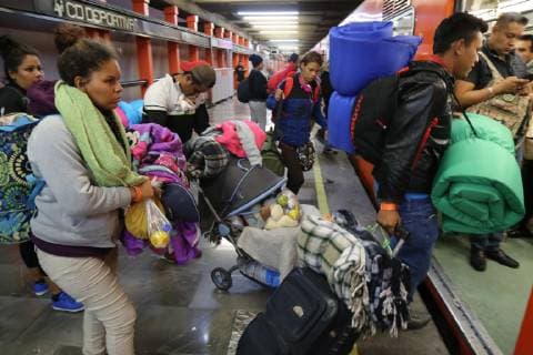 Members of the caravan of Central American migrants prepare to leave Mexico City, Mexico, and resume their journey to the United States, 10 November 2018. After failing to get the UN to provide free transportation, thousands of migrants from the caravan of Central Americans camped in Mexico City agreed to prepare to leave the capital on Saturday and resume their march on foot to the United States. Groups of migrants, mostly young, did not comply with this decision and left early in the morning for Queretaro, north of the capital, although most of the approximately 5,000 people in the caravan remained in the camp, following the indications of Pueblo Sin Fronteras, the organization that accompanies them. Migrants resume their march to the US with reproaches to UN !ACHTUNG: NUR REDAKTIONELLE NUTZUNG! Copyright: xDavidxGuzmanx AME1859 20181110-636774708771909382