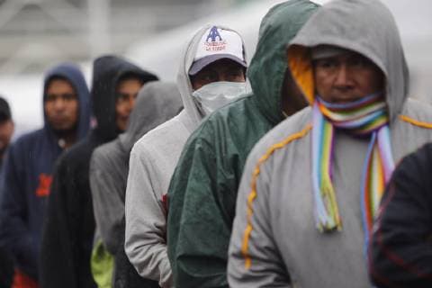 Central American migrants protect themselves from the cold due to an icy wave that affects the country, while they remain in the sports stadium Jesus Martinez Palillo , in Mexico City, Mexico, 14 November 2018 .The main contingent of the caravan of Central American migrants advance in groups through northwestern Mexico, still some 2,000 kilometers from Tijuana, where hundreds have already gathered before the watchful eye of the United States.A majority of members of the second caravan of Hondurans remain in Mexico City, where, according to the latest court of the capital authorities are about 1,200, who rest in a sports complex in the east of the capital. Migrant Caravan travels northwest of Mexico while US reinforces border !ACHTUNG: NUR REDAKTIONELLE NUTZUNG! Copyright: xSashenkaxGutierrezx AME4023 20181114-636778148933228008