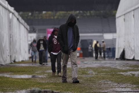 Central American migrants protect themselves from the cold due to an icy wave that affects the country, while they remain in the sports stadium Jesus Martinez Palillo , in Mexico City, Mexico, 14 November 2018 .The main contingent of the caravan of Central American migrants advance in groups through northwestern Mexico, still some 2,000 kilometers from Tijuana, where hundreds have already gathered before the watchful eye of the United States.A majority of members of the second caravan of Hondurans remain in Mexico City, where, according to the latest court of the capital authorities are about 1,200, who rest in a sports complex in the east of the capital. Migrant Caravan travels northwest of Mexico while US reinforces border !ACHTUNG: NUR REDAKTIONELLE NUTZUNG! Copyright: xSashenkaxGutierrezx AME4014 20181114-636778148960102964