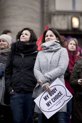 219a Demo - Abtreibungsgesetz DEU, Deutschland, Germany, Berlin, 26.01.2019 Gesine Agena, Bundesvorstand von Buendnis 90 Die Gruenen, und Annalena Baerbock, Bundesvorsitzende der Buendnis 90 Die Gruenen (v.l.n.r.), auf einer Kundgebung von verschiedenen Frauenorganisationen zur Gesetzesinitiative vom Deutschen Bundestag zur Streichung oder Aenderung und gegen das Informationsverbot fuer Schwangerschaftsabbruch unter dem Motto Weg mit dem Paragraph 219a StGb in Berlin. Die Kundgebung fordert auch die Gleichberechtigung und mehr Rechte von Frauen, die sexuelle Selbstbestimmung und protestiert gegen sexuelle Gewalt an Frauen. In 30 deutschen Staedten demonstrieren Frauen im Rahmen eines Aktionstages unter dem Motto Keine Kompromisse Sexuelle Selbstbestimmung ist nicht Verhandelbar, Weg mit Paragraph 219a. Gesine Agena, German Green party B