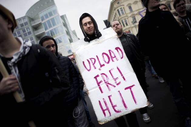 News Bilder des Tages Demo Gegen Uploadfilter, EU-Urheberrechtsreform DEU, Deutschland, Germany, Berlin, 02.03.2019 Demonstranten mit Plakat Upload Freiheit und No artikel 13 und 11 auf der Demonstration Uploadfilter Nein Danke, Save the Internet, Das Internet ist in Gefahr, und du kannst es retten, gegen die Urheberrechtsreform am digitalen Binnenmarkt, die drohende Zensur auf Social-Media-Seiten, Ausbremsung des freien Informationsflusses im Internet, und gegen die Online Ueberwachung der Geheimdienste bei einer Demonstration des Buendnisses Berlin gegen 13 gegen Uploadfilter und EU-Urheberrechtsreform im Artikel 13 in Berlin. Die Demo von einem globalen Buendnis aus Buergerrechtsbewegungen wie Piratenpartei, Linke etc ist fuer einen besseren Schutz der Privatsphaere aus und ist geegn die Urherberrechtsreform im digitalen Binnenmarkt von Europa. Protestor wi