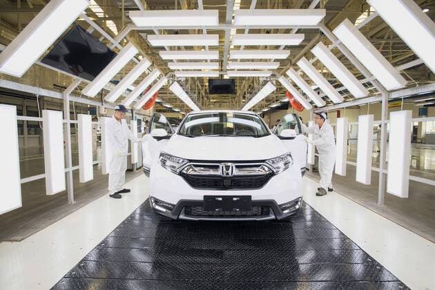 (190412) -- WUHAN, April 12, 2019 (Xinhua) -- Workers are seen at a workshop of Dongfeng Honda s No. 3 plant in Wuhan, capital city of central China s Hubei Province, April 12, 2019. The third plant of Dongfeng Honda Automobile Co., Ltd. was formally put into production in Wuhan. The first phase of the plant covers an area of about 983,000 square meters, with an annual capacity of 120,000 units, and meets the production conditions of new energy vehicles. (Xinhua Xiao Yijiu) CHINA-HUBEI-WUHAN-DONGFENG HONDA-FACTORY (CN)